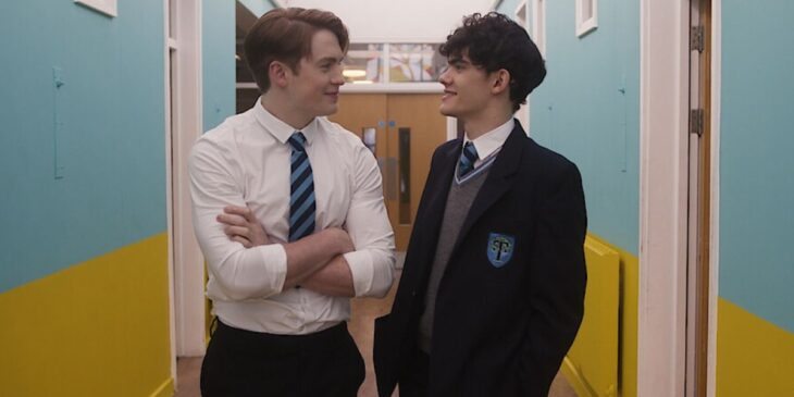 Nick e Charlie em corredores da escola de Heartstopper