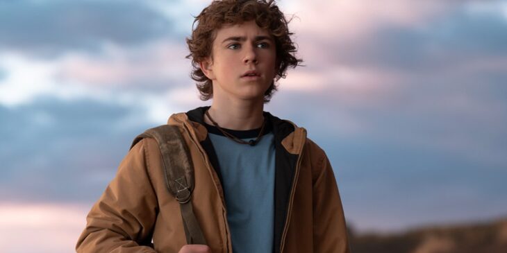 Percy Jackson em cenário claro