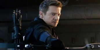 Jeremy Renner com traje preto de Gavião Arqueiro