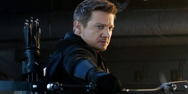 Jeremy Renner com traje preto de Gavião Arqueiro
