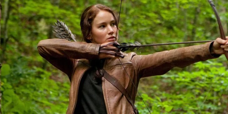 Katniss Everdeen com arco, em Jogos Vorazes