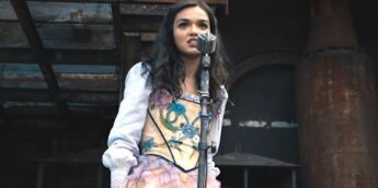 Lucy Gray em palco dos Tributos em Jogos Vorazes