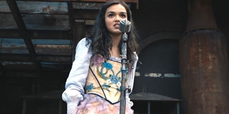 Lucy Gray em palco dos Tributos em Jogos Vorazes