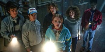 Personagens de Stranger Things em casa assombrada