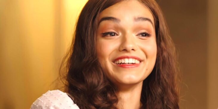 Rachel Zegler em bastidores de Jogos Vorazes