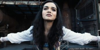 Rachel Zegler fazendo reverência em Jogos Vorazes