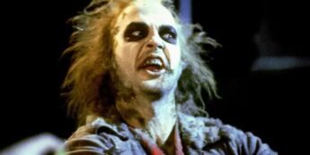 Michael Keaton em visual de Os Fantasmas se Divertem