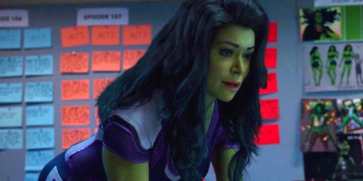 Mulher-Hulk em sala de controles