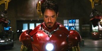 Robert Downey Jr. com armadura de Homem de Ferro 1