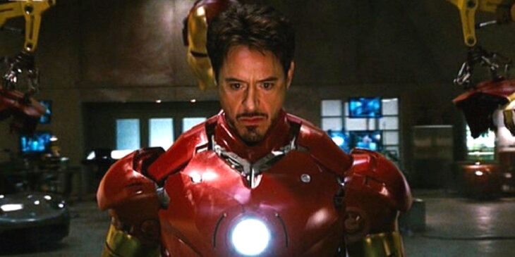 Robert Downey Jr. com armadura de Homem de Ferro 1