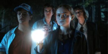 Elenco de Stranger Things em cenário sombrio