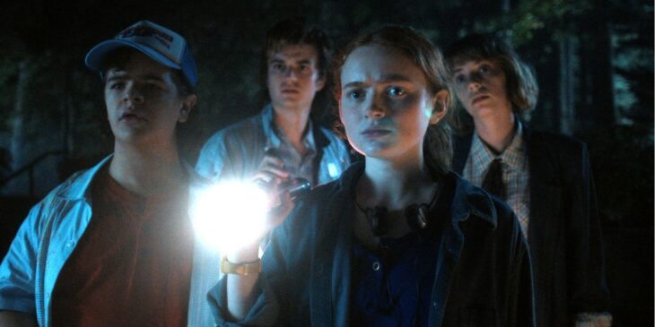 Elenco de Stranger Things em cenário sombrio