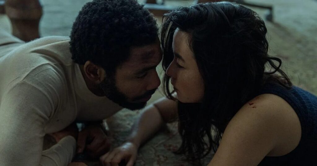 Donald Glover e Maya Erskine em Sr. e Sra. Smith