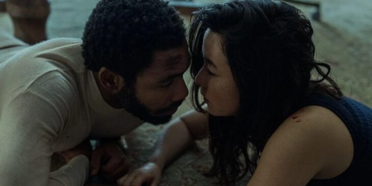Donald Glover e Maya Erskine em Sr. e Sra. Smith