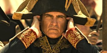 Joaquin Phoenix caracterizado como Napoleão