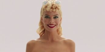 Margot Robbie com primeiro look da Barbie