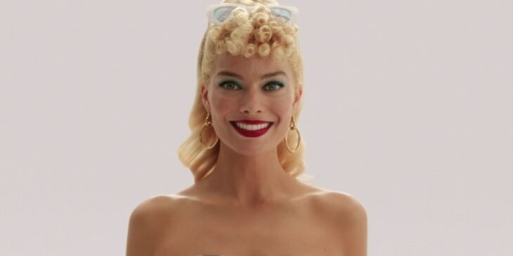 Margot Robbie com primeiro look da Barbie