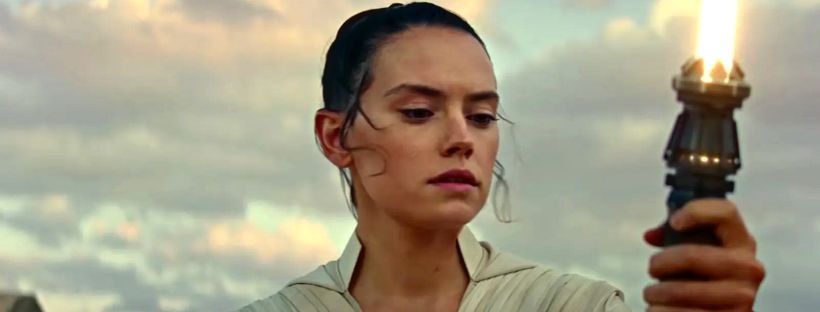 Rey com sabre amarelo em Star Wars
