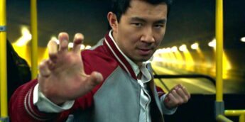 Simu Liu em ação como Shang-Chi