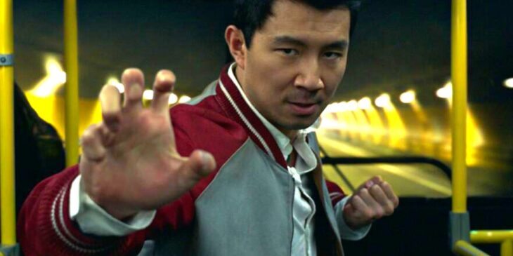 Simu Liu em ação como Shang-Chi