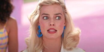 Margot Robbie em momento de tensão, em Barbie