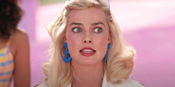 Margot Robbie em momento de tensão, em Barbie