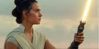 Daisy Ridley com sabre de luz amarelo em Star Wars IX