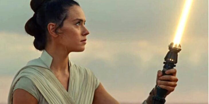 Daisy Ridley com sabre de luz amarelo em Star Wars IX