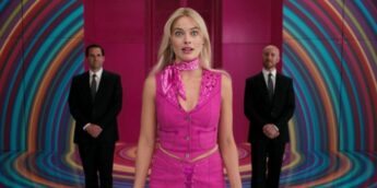 Margot Robbie em sala da Mattel, em Barbie
