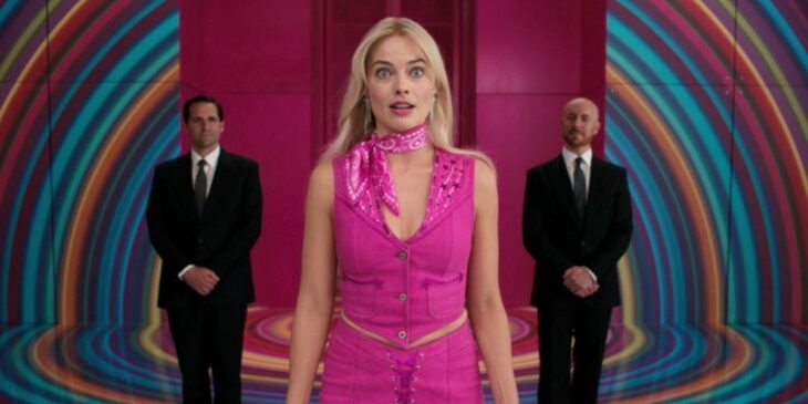 Margot Robbie em sala da Mattel, em Barbie