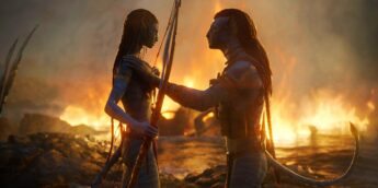 Personagens de Avatar em meio às chamas de Pandora