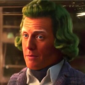 Hugh Grant caracterizado como Oompa Loompa em Wonka
