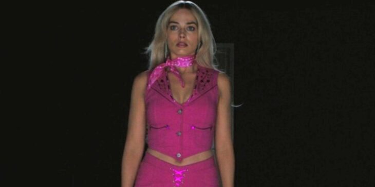 Margot Robbie em sala escura, em Barbie