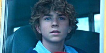 Walker Scobell com visual de Percy Jackson