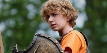 Walker Scobell com armadura na série Percy Jackson