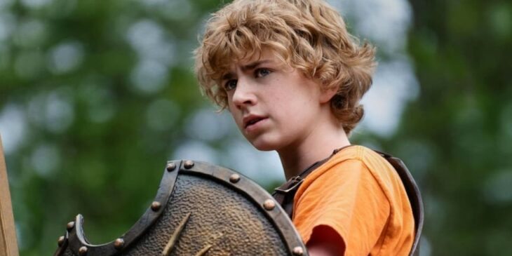 Walker Scobell com armadura na série Percy Jackson