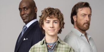 Lance Reddick e Walker Scobell em Percy Jackson