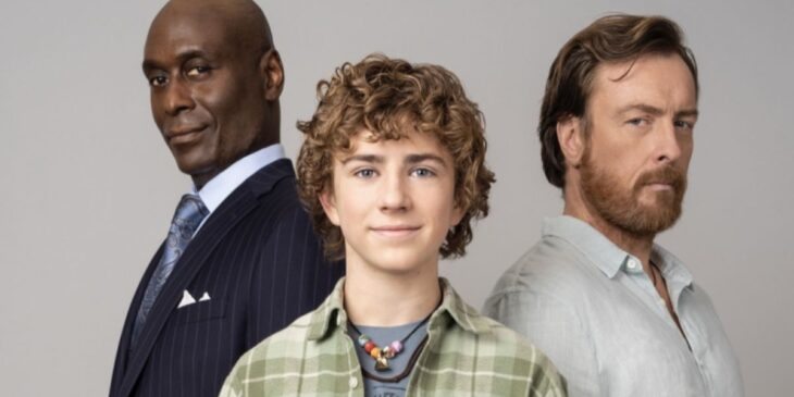 Lance Reddick e Walker Scobell em Percy Jackson