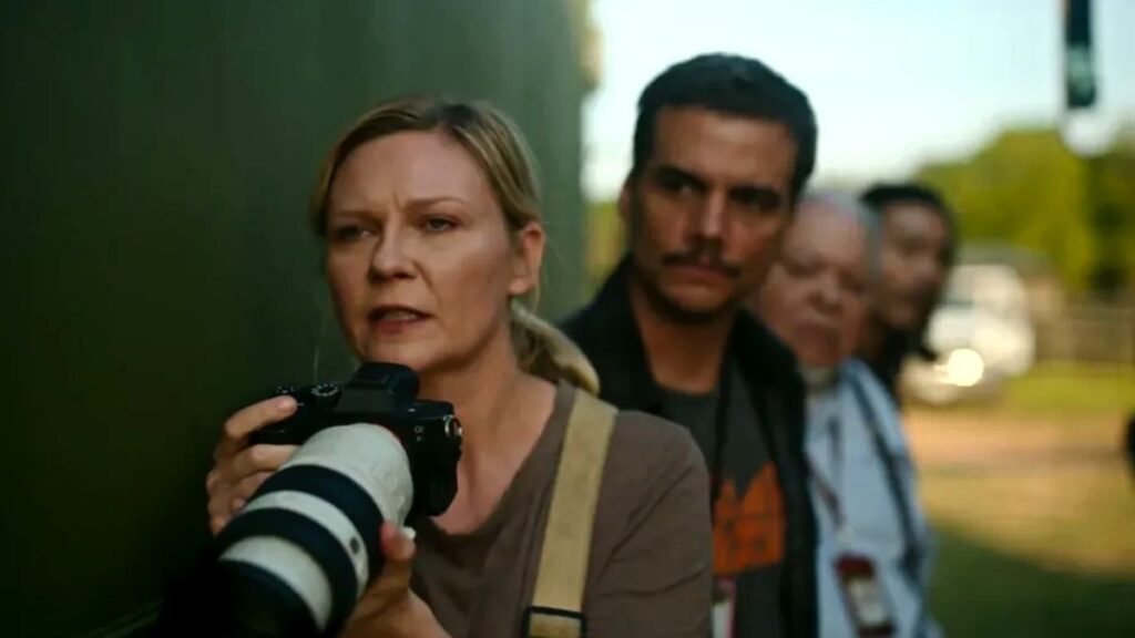 Kirsten Dunst e Wagner Moura em Guerra Civil