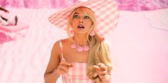 Margot Robbie em praia cor-de-rosa da Barbie