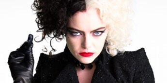 Emma Stone com visual diabólico de Cruella