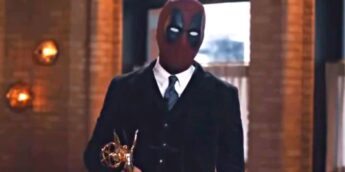 Ryan Reynolds com a máscara de Deadpool no Emmy