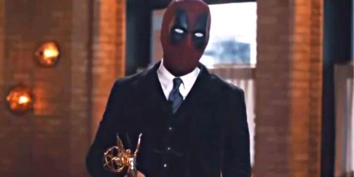 Ryan Reynolds com a máscara de Deadpool no Emmy