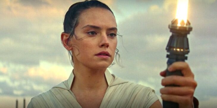 Daisy Ridley com sabre amarelo em Star Wars