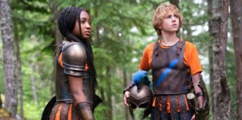 Annabeth e Percy Jackson com armaduras