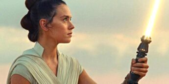 Daisy Ridley portando sabre amarelo em Star Wars