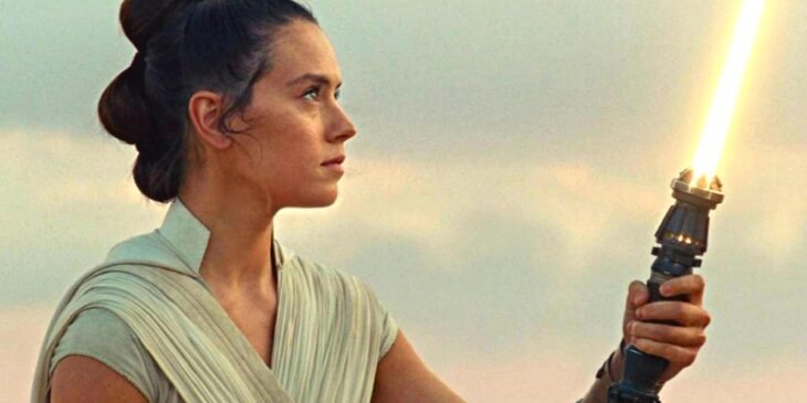 Daisy Ridley portando sabre amarelo em Star Wars