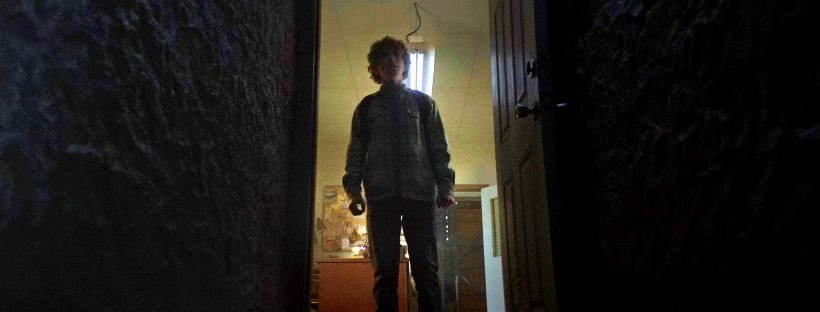 Percy Jackson diante da porta do Mundo Inferior