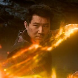 Shang-Chi, de Simu Liu, usando poderes de anéis