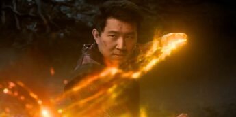 Shang-Chi, de Simu Liu, usando poderes de anéis
